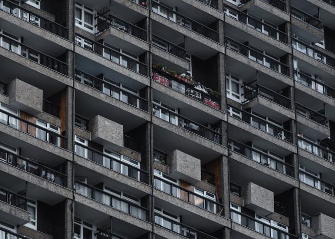 Cichy balkon i loggia: jak ograniczyć hałas z ulicy i sąsiadów skutecznie i bez konfliktów