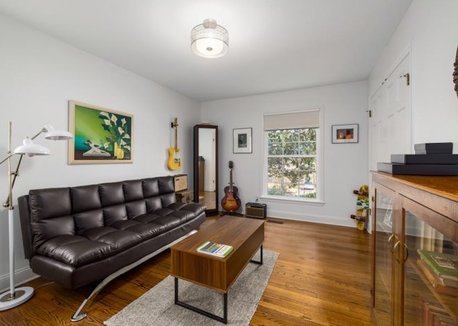 Sufit kasetonowy akustyczny w mieszkaniu: kiedy ma sens, jakie płyty wybrać i jak zamontować bez błędów