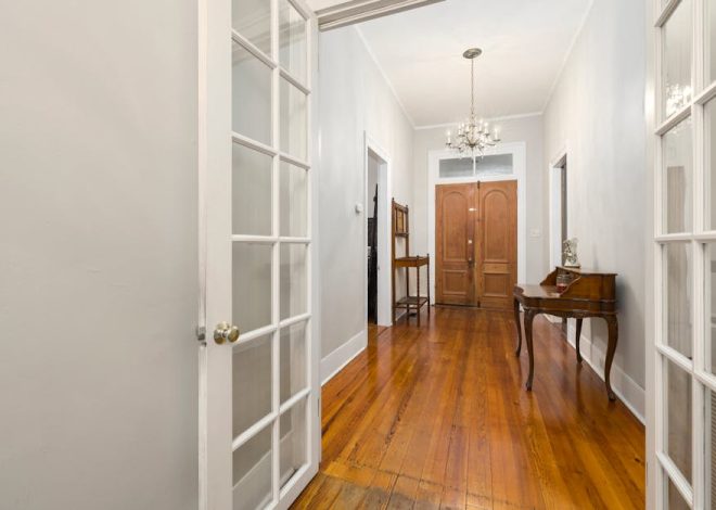 Podcięcie drzwi łazienkowych a akustyka: jak zachować wentylację i prywatność bez łamania przepisów