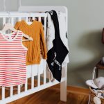 Biały szum w pokoju dziecka: bezpieczne dB, ustawienie urządzenia i akustyka pokoju krok po kroku