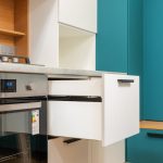 Meble bez trzasków: jak wyciszyć szafki, szuflady i blaty krok po kroku