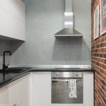 Cichy okap kuchenny: wybór, prowadzenie kanałów i wyciszenie krok po kroku