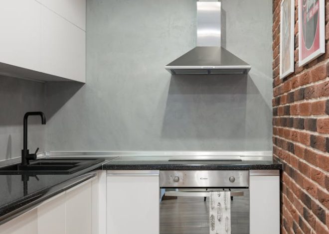 Cichy okap kuchenny: wybór, prowadzenie kanałów i wyciszenie krok po kroku