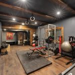 Domowa siłownia bez hałasu: bieżnia, hantle i skoki bez konfliktów z sąsiadami